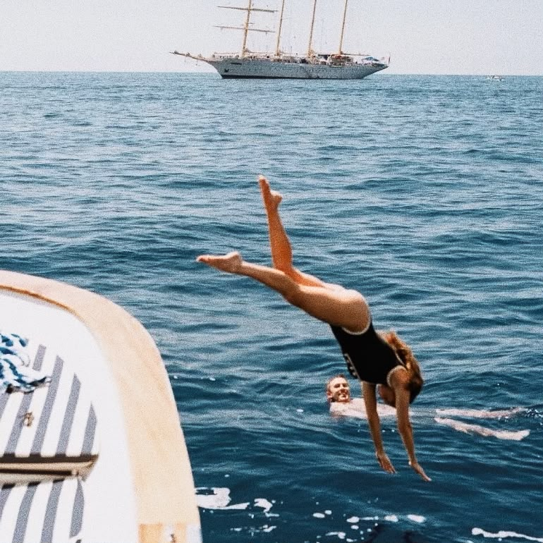 A spontaneous dive into the blue sea